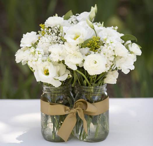 barattoli con dei fiori