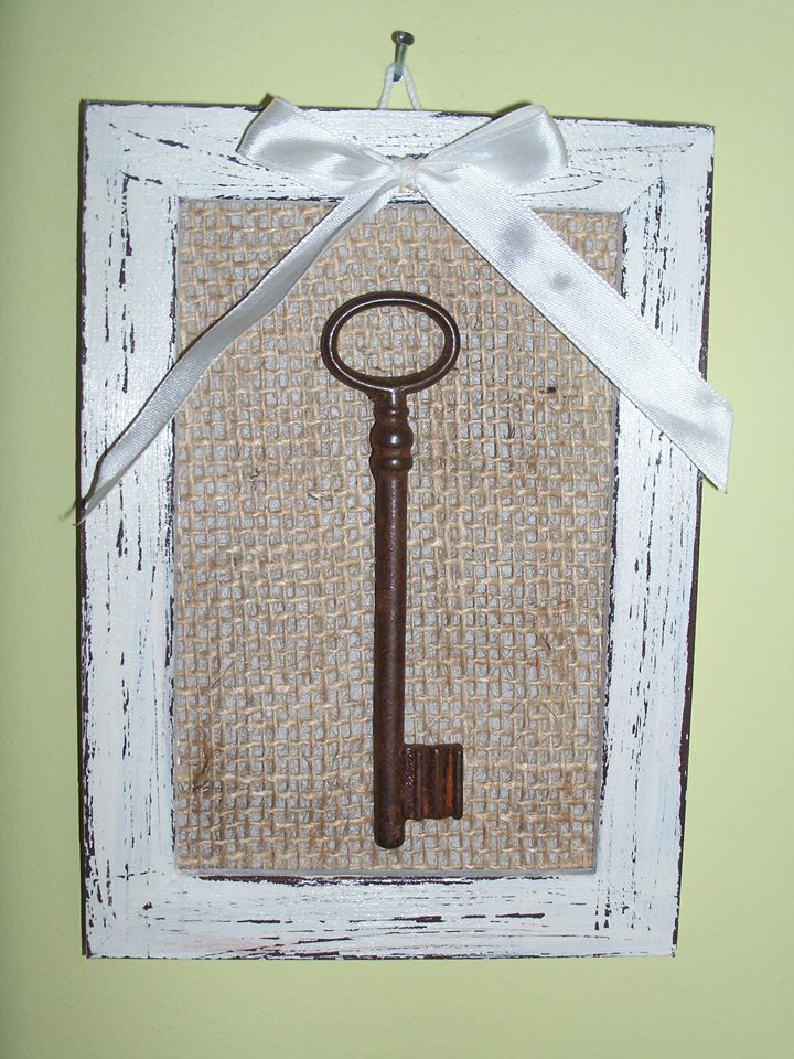 cornice fatta con juta e vecchia chiave