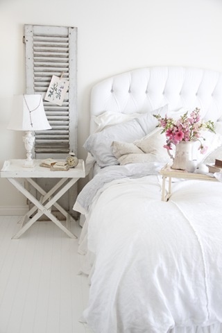 persiane decorative posizionate accanto al letto camera shabby chic provenzale country