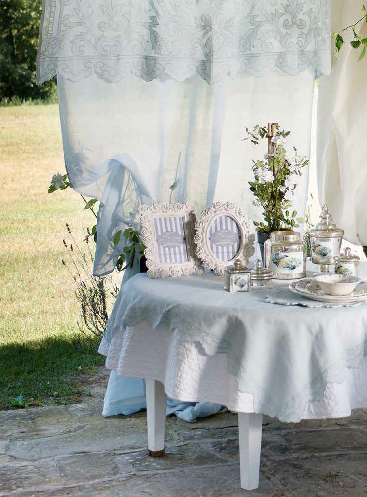 tavolo-apparecchiato-tovaglia-bianca