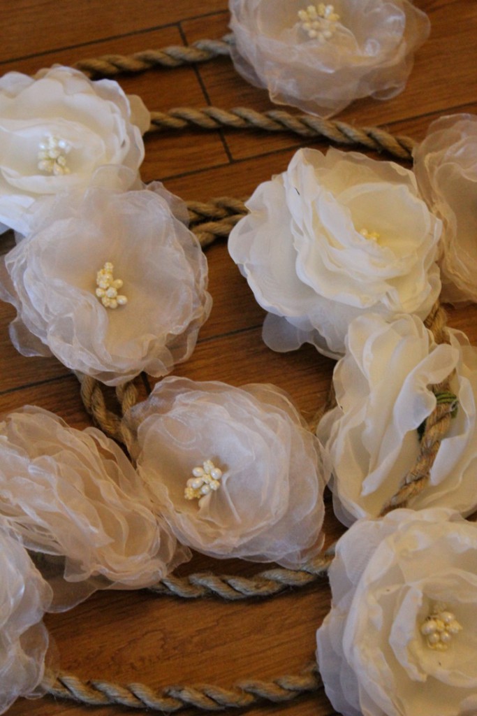 ghirlanda-corda-fiori-bianchi
