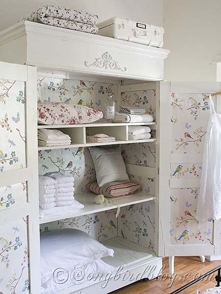 armadio-bagno-pareti-fiori