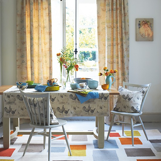 sala-da-pranzo-tende-gialle