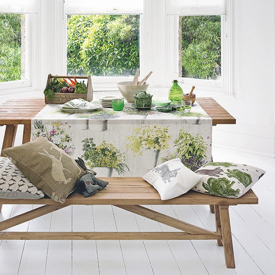 sala-da-pranzo-tovaglia-fiori