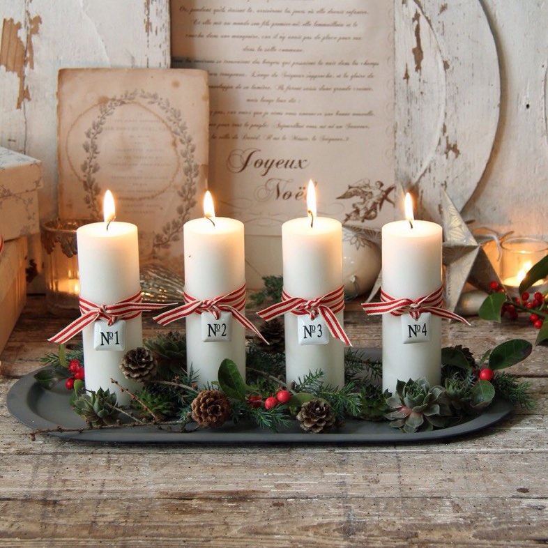 Natale Shabby.15 Idee Originali Di Tendenza Nel 2018 Per Creare Dei Bellissimi Centrotavola Natalizi Utilizzando Le Candele In Stile Shabby Chic Arredamento Provenzale