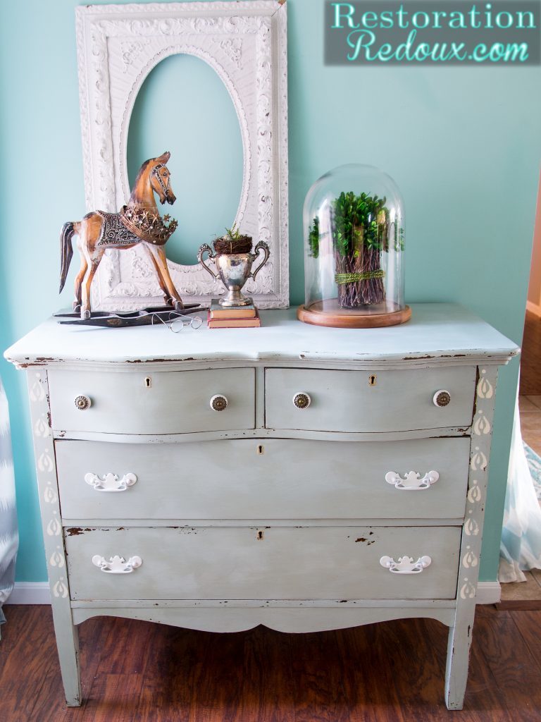 cassettiera azzurra maniglie bianche