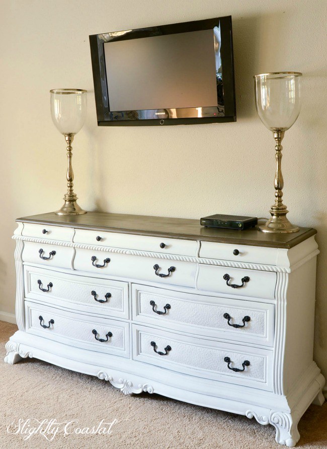 cassettiera piano chiaro maniglie nere