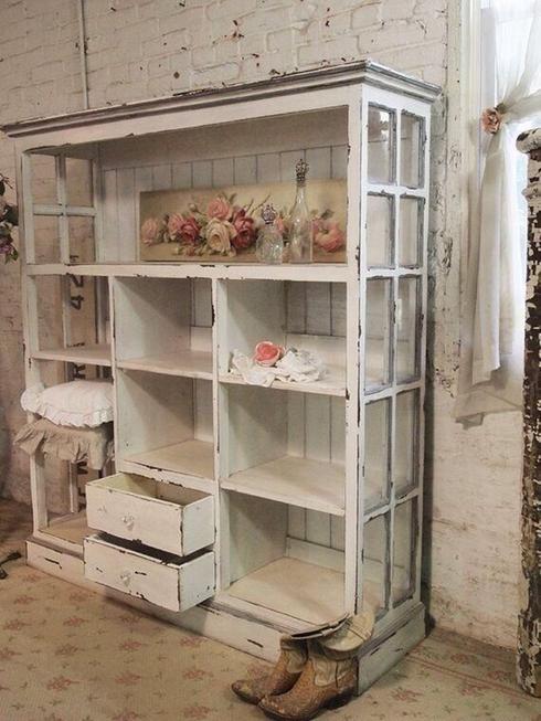 Mobili shabby chic con vecchie finestre
