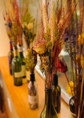 bottiglia di vetro-fiori-secca-decorare-a-casa