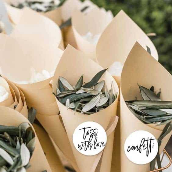 Idee per matrimoni fai-da-te con un budget limitato. Un matrimonio a tema da cortile serve da bellissimo sfondo ma può essere piuttosto costoso se non possiedi una fattoria da solo. Per una segnaletica accattivante per una cerimonia nuziale scollegata. Puoi realizzare un semplice centrotavola rustico vintage fai-da-te con barattoli di vetro e fiori selvatici! Se ami le arti e l'artigianato e vuoi aggiungere un tocco personale al tuo matrimonio, abbiamo raccolto alcuni dei migliori pezzi fatti in casa che ti faranno risparmiare! un matrimonio con un budget è possibile quando fai il fai-da-te!
